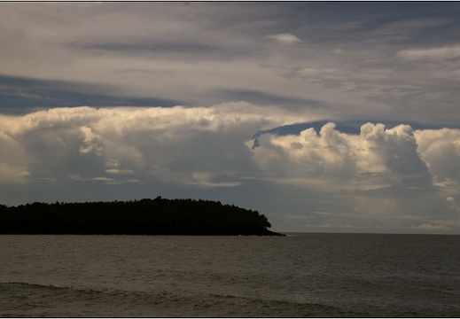 L'île du Diable (9507 visites) Au loin, l'île où fut emprisonné Dreyfus. L'île du Diable